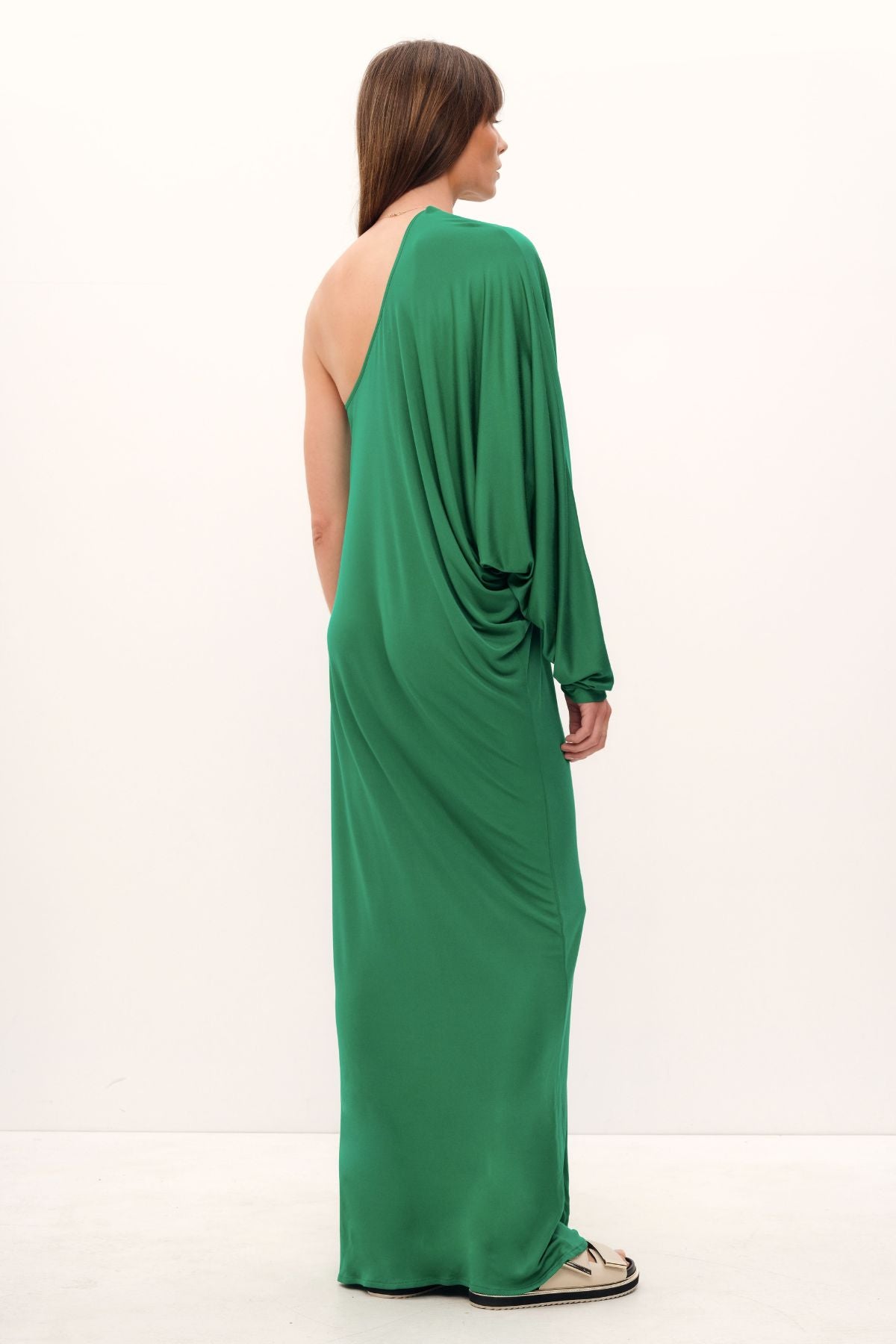 An exquisite blend of silk touch and structured silhouette, the Aphrodite One Shoulder Gown offers a flawless combination of Lilac, Grass and Coco hues. Crafted with layered fabrics for a relaxed fit, this stunning look is complete with one shoulder, batwing silhouette and a lavish drape. Elevate your style with the accompanying Ciao clutch.