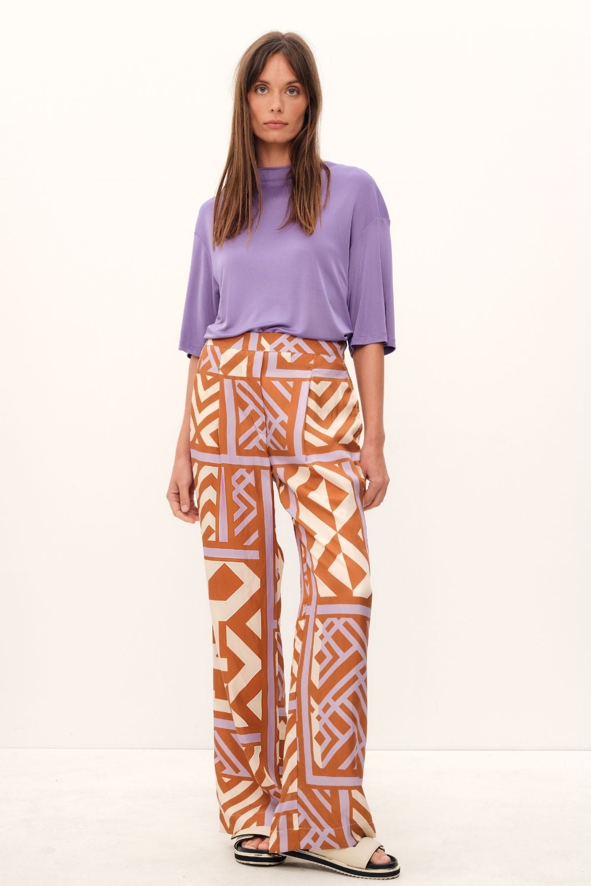 Bold floral print of the House of Mirrors Pant in fresh shades of cream, lilac, and tan. These pants by GINGER & SMART offer a flattering fit with a straight leg, fitted front waistband, and tucks. Made from luxurious silk twill.