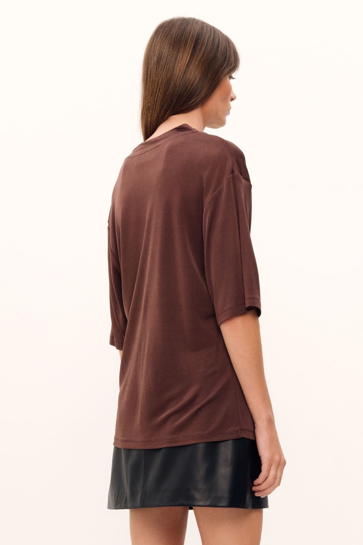 Exquisitely fashioned from silk viscose jersey in coco, the Aphrodite Top brings together a classic tee silhouette and luxurious fabric for a sleek, high-necked look.